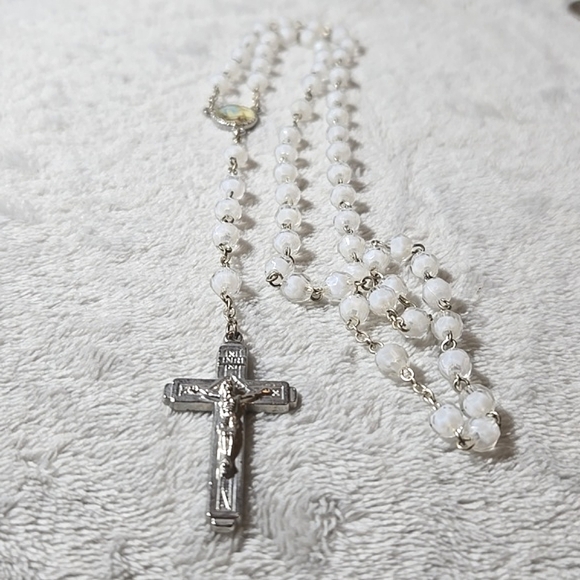 #530 White Bead cross Rosary 17 inches long - Picture 1 of 6
